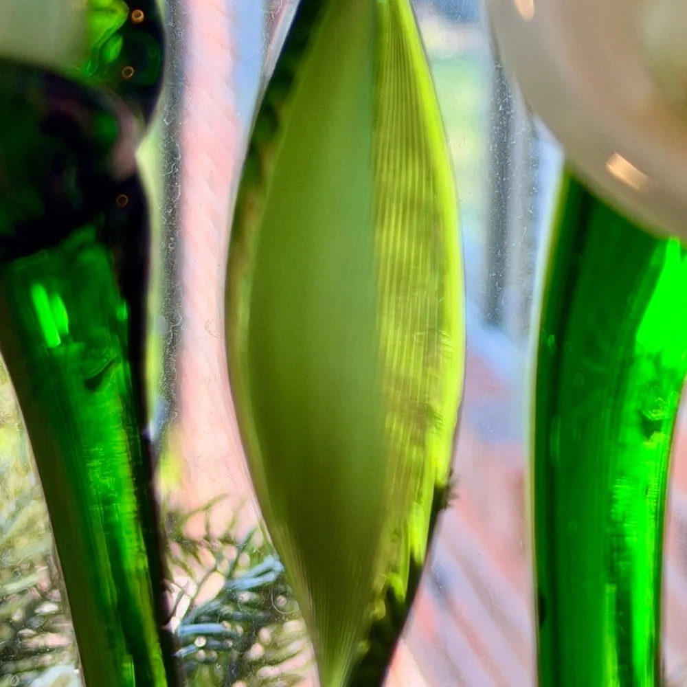 BEAUTIFUL, VINTAGE, HAND-BLOWN LAMPWORKED GLASS FLOWERS.
